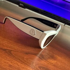 Moncler Stylish White Wearable Glasses